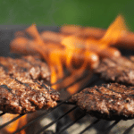Sappige grasgevoerde hamburgers op een grill