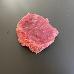 Grasgevoerde tartaar steak uit de verpakking gehaald en ligt opm het aanrecht klaar voor de bereiding.