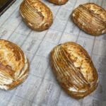zuurdesem brood vers afgebakken brood met Keltische zeezout